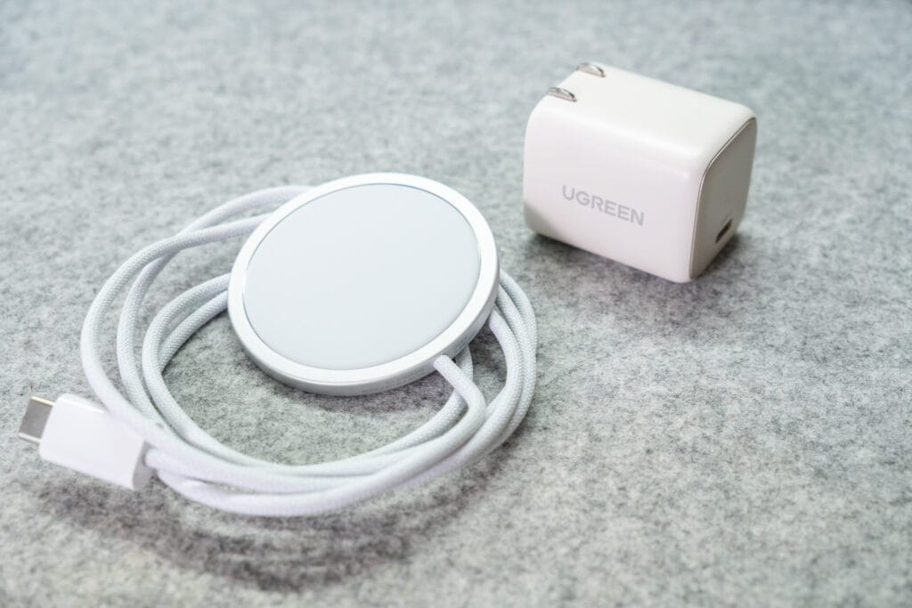 純正のMagSafe充電器と他社製の30Wアダプター
