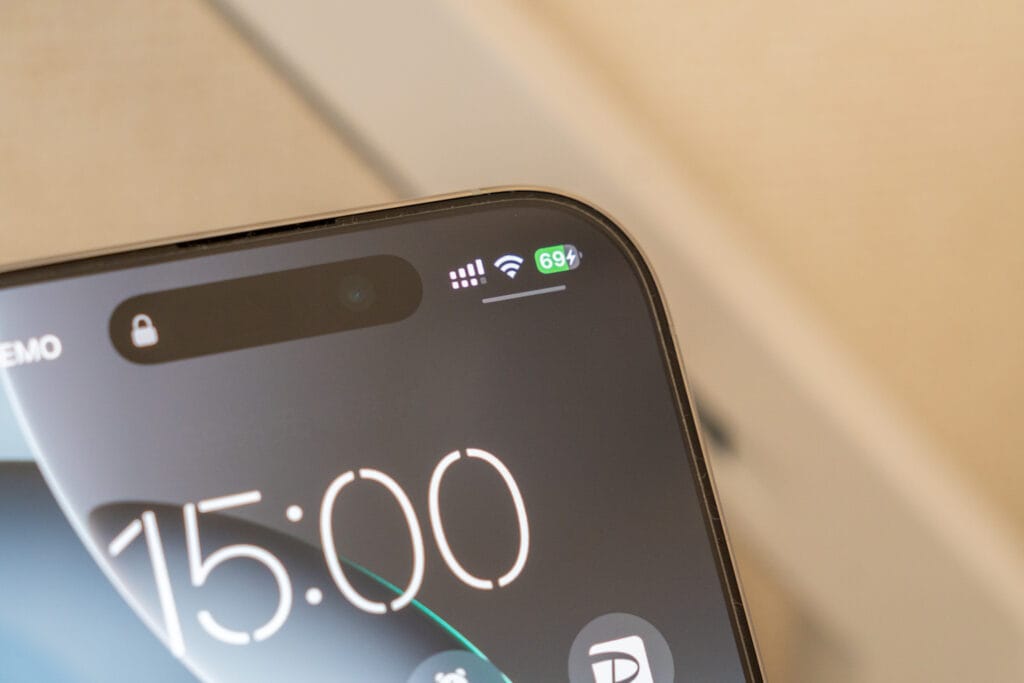 iPhone 16 Proを充電している様子