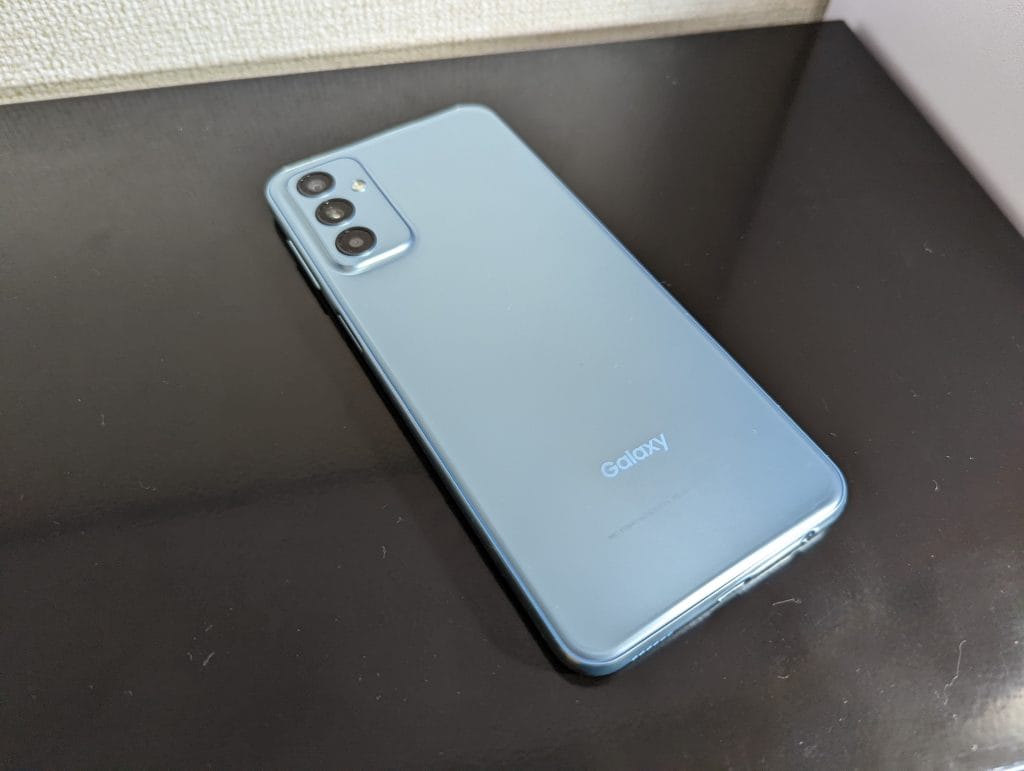 Galaxy M23の背面を斜めから見た写真