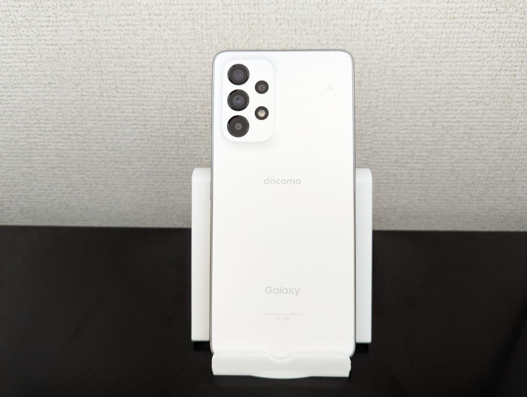 Galaxy A53の背面を正面から見た写真