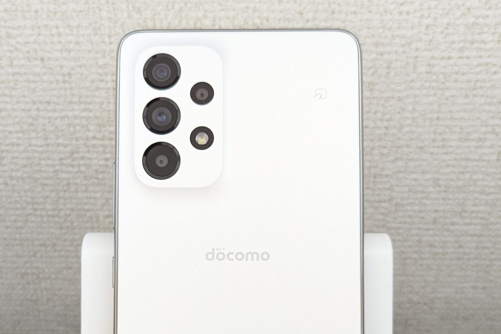 スタンドに立てたGalaxy A53