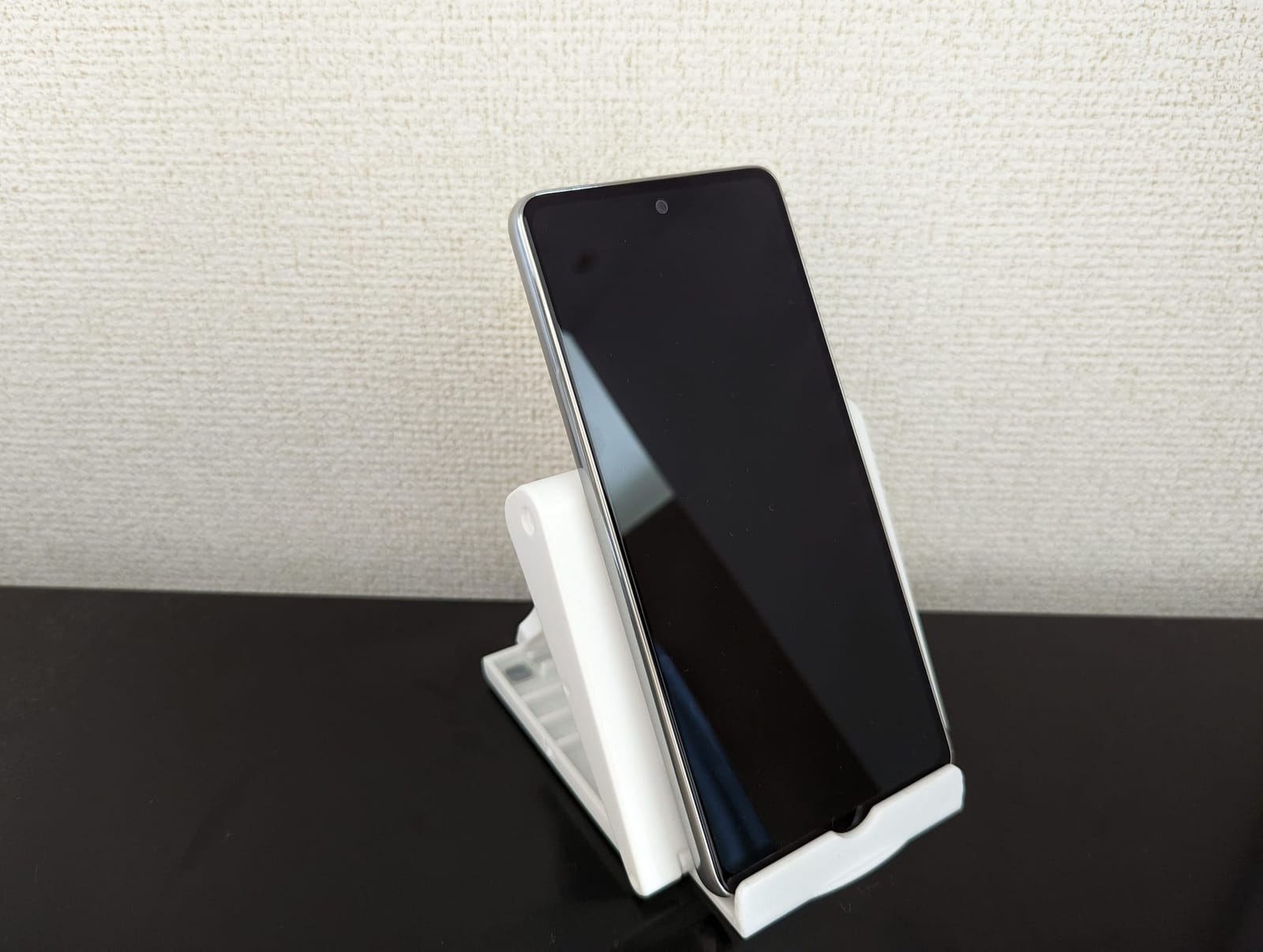 Galaxy A53を斜めから見た写真