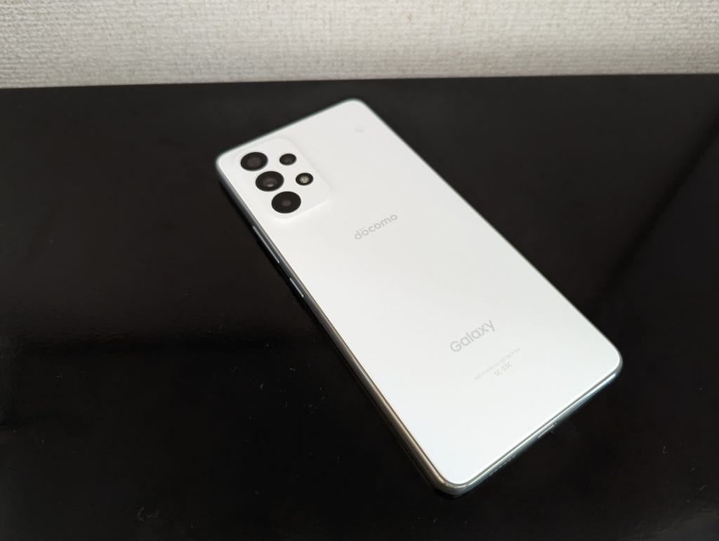 Galaxy A53の背面を斜めから見た写真