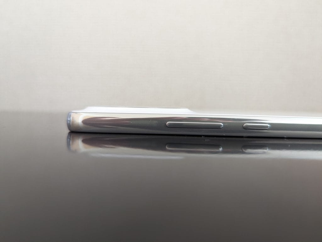 Galaxy A53のカメラ部分を横から見た写真