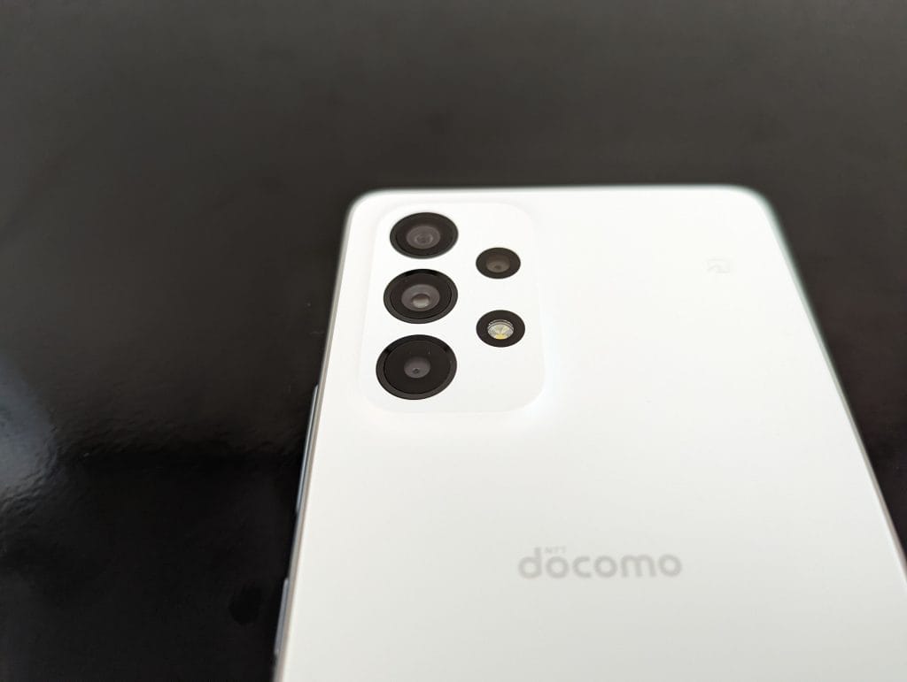 Galaxy A53のカメラ部分を正面から見た写真