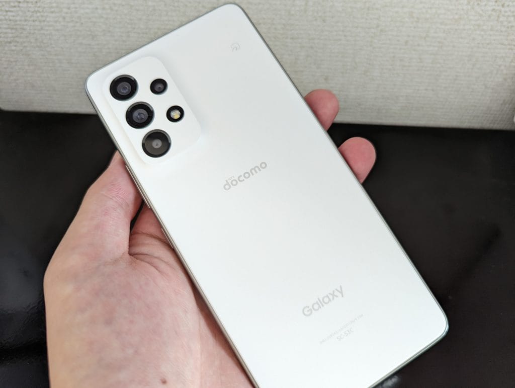 Galaxy A53を手に持った写真